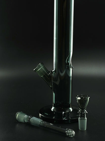 Die Fullco Black von Jelly Joker ist eine 45 cm große Bong aus 5 mm Borosilikatglas im eleganten Clear-Black-Look.