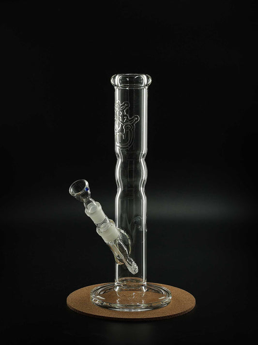 Die Jelly Joker Little B Clear ist eine 35 cm große Glasbong mit klarem Design, robustem 5 mm Glas und schlichter Eleganz – ideal für puren Rauchgenuss.