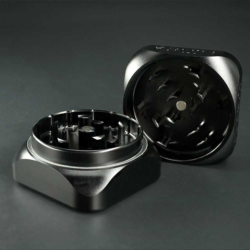 Krush Kube 2.0 Grinder Black geöffnet scharfe Mahlzähne Aluminium Kräutermühle Premium Crusher schwarz