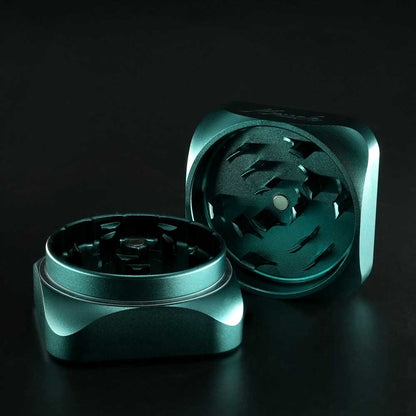 Krush Kube 2.0 geöffnet: Detailansicht der präzisen Mahlzähne aus eloxiertem Aluminium für gleichmäßiges Mahlen.