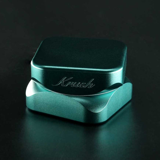Krush Kube 2.0 Emerald Green – Gesamtansicht: Hochwertiger, quadratischer Aluminium-Grinder in edlem Emerald Green