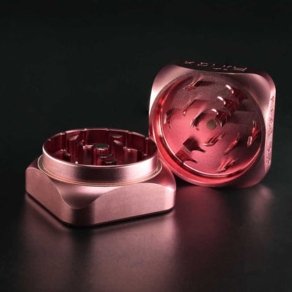 Krush Kube 2.0 geöffnet: Detailansicht der präzisen Mahlzähne aus eloxiertem Aluminium für gleichmäßiges Mahlen.