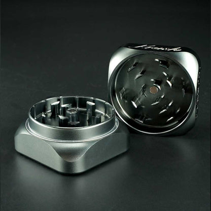 Krush Kube 2.0 Grinder Space Grey offen mit scharfen Mahlzähnen aus Aluminium – hochwertiger Kräutergrinder für gleichmäßiges Zerkleinern
