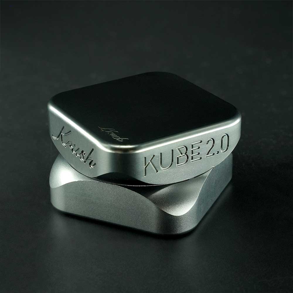 Krush Kube 2.0 Grinder Space Grey geschlossen – kompakter Aluminium Kräutergrinder mit modernem Design und starker Magnetverbindung