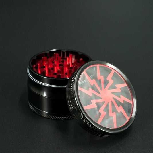 Robuster Lightning Grinder Red aus Metall mit 4-teiligem Aufbau, Pollensieb, Magnetverschluss und Reinigungsspatel – ideal für feines Mahlen