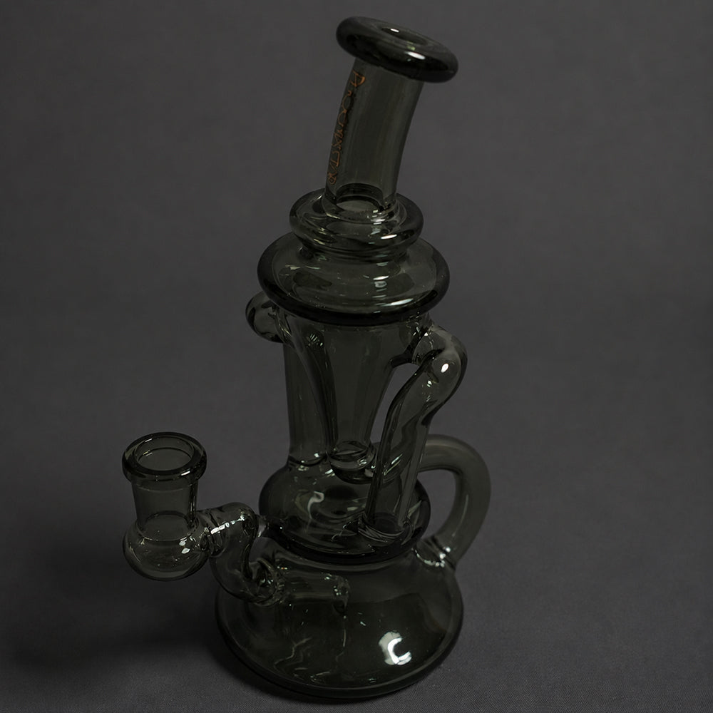 Dab Rig Velvet Black Recycler aus schwarzem Glas mit 14-mm-Schliff in schräger Gesamtansicht