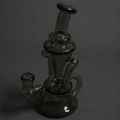 Dab Rig Velvet Black Recycler aus schwarzem Glas mit 14-mm-Schliff in schräger Gesamtansicht