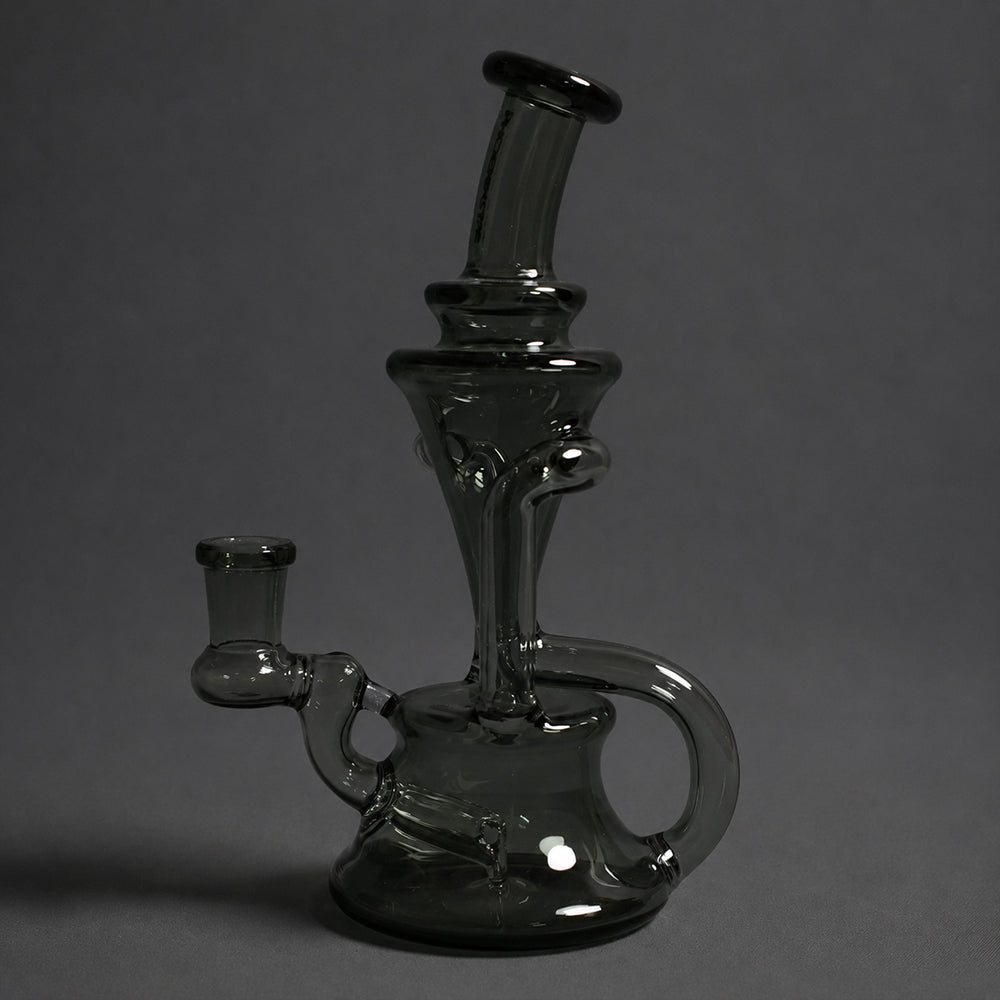 Seitenansicht der schwarzen Dab Rig Velvet Black mit Recycler-System und gebogenem Mundstück