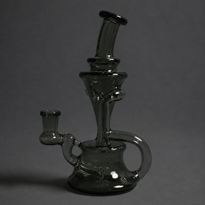 Seitenansicht der schwarzen Dab Rig Velvet Black mit Recycler-System und gebogenem Mundstück