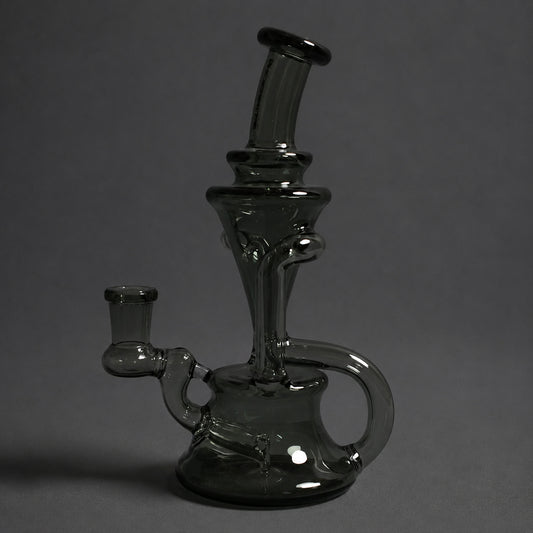 Seitenansicht der schwarzen Dab Rig Velvet Black mit Recycler-System und gebogenem Mundstück