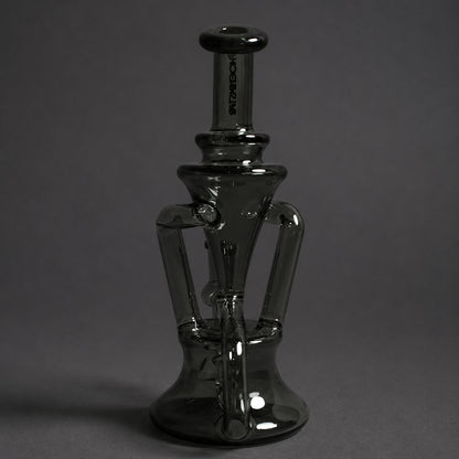 Rückansicht der schwarzen Velvet Black Recycler Dab Rig mit symmetrischen Glasrohren