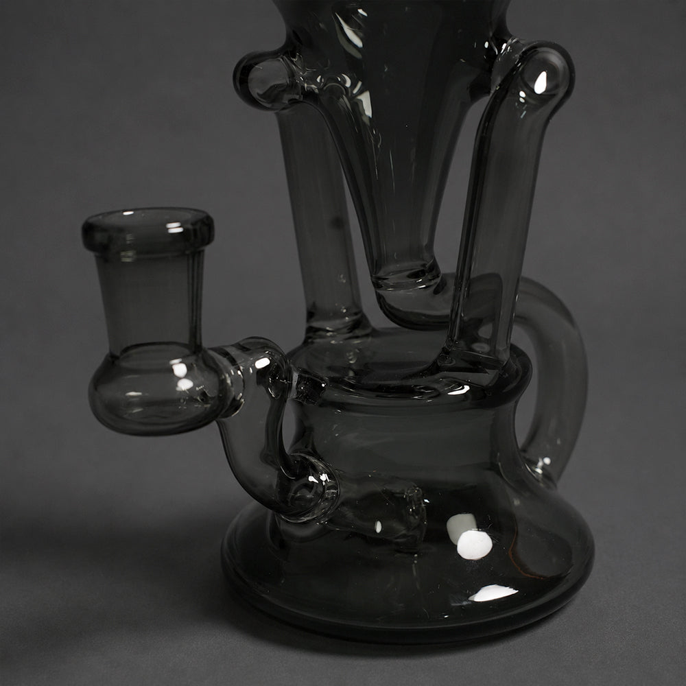 Nahaufnahme des 14-mm-Anschlusses, Standfußes und Recycler-Systems der Dab Rig Velvet Black