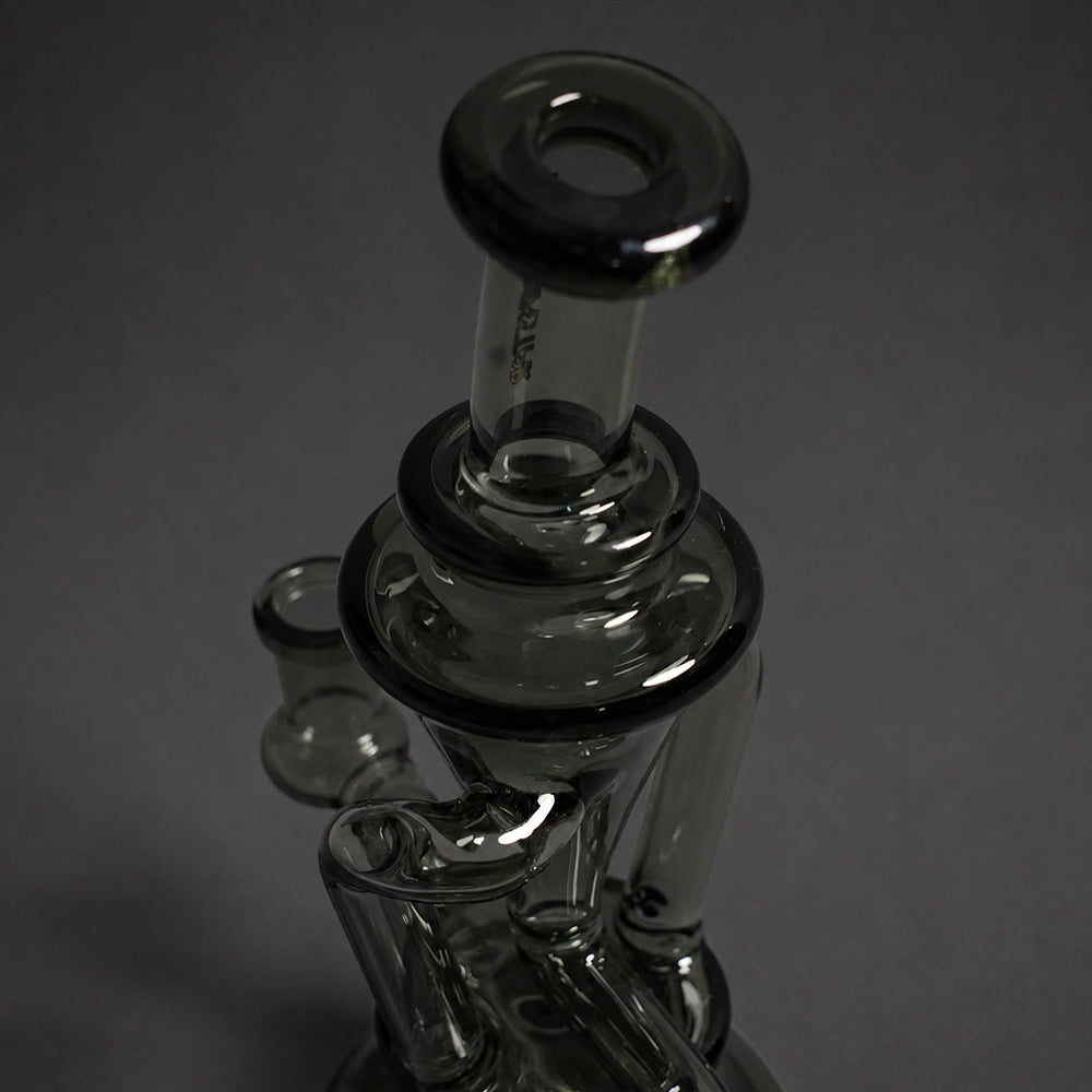 Detailansicht des Mundstücks und der oberen Recycler-Kammer der Dab Rig Velvet Black
