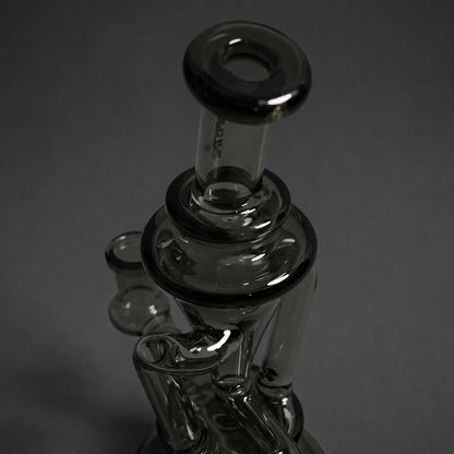 Detailansicht des Mundstücks und der oberen Recycler-Kammer der Dab Rig Velvet Black