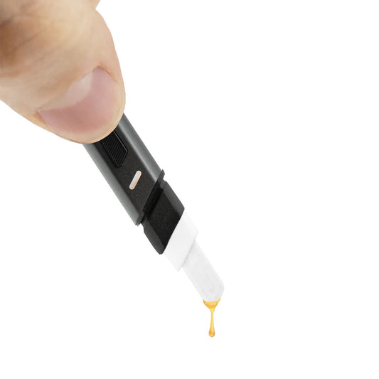 Puffco Hot Knife Dab Tool mit erhitzter Keramikspitze beim Dosieren von Extrakt