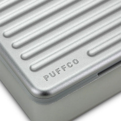 Puffco Pivot Travel Case Detailaufnahme des Aluminiumgehäuses mit strukturierter Oberfläche und Puffco Logo