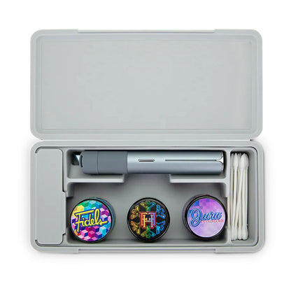 Puffco Pivot Travel Case geöffnet mit Pivot Vaporizer und mehreren Konzentratdosen im Innenfach