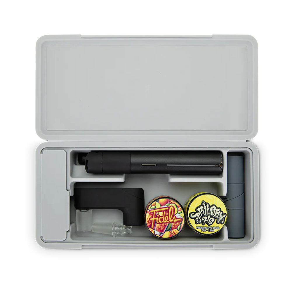 Puffco Pivot Travel Case geöffnet mit Pivot Setup, Glasadapter und Konzentratbehältern im Innenraum