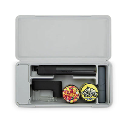 Puffco Pivot Travel Case geöffnet mit Pivot Setup, Glasadapter und Konzentratbehältern im Innenraum