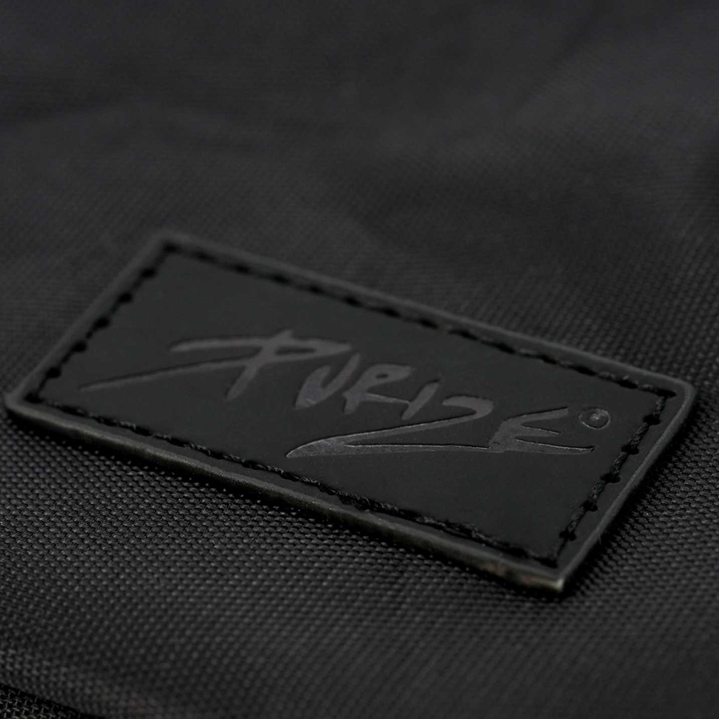 Aufgenähtes PURIZE® Logo-Patch auf der Aktivkohletasche – dezentes Branding im zeitlosen Look