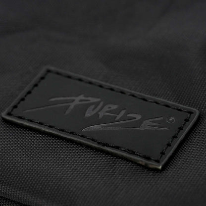 Aufgenähtes PURIZE® Logo-Patch auf der Aktivkohletasche – dezentes Branding im zeitlosen Look