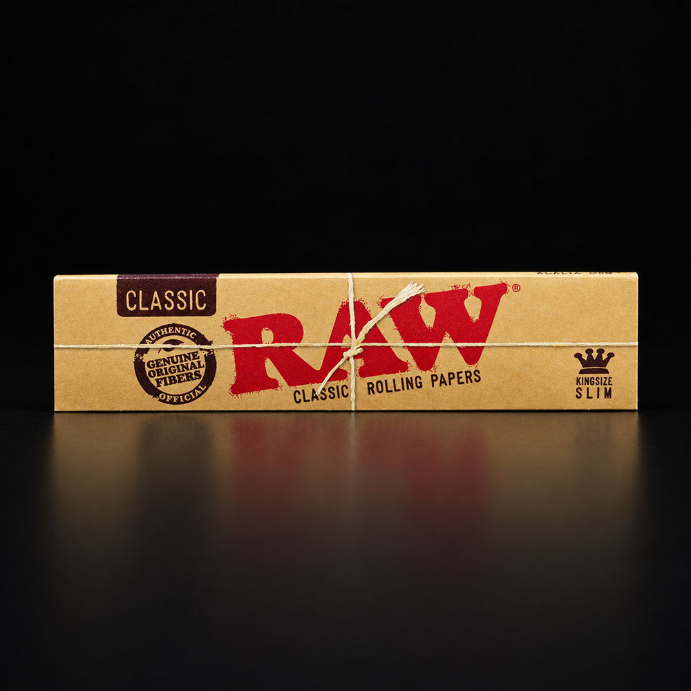 RAW® Classic King Size Slim – einzelnes Heft mit 32 ungebleichten Blättchen und natürlicher Gummierung