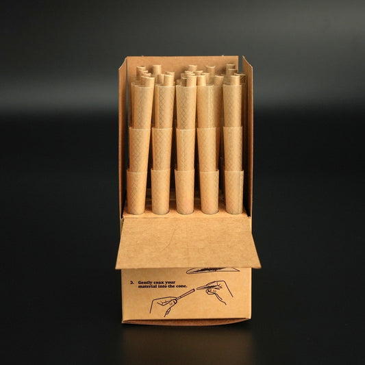 Die RAW Classic Cone 1¼ Box geöffnet – zeigt 75 sauber vorgerollte Cones, ordentlich gestapelt für den direkten Einsatz