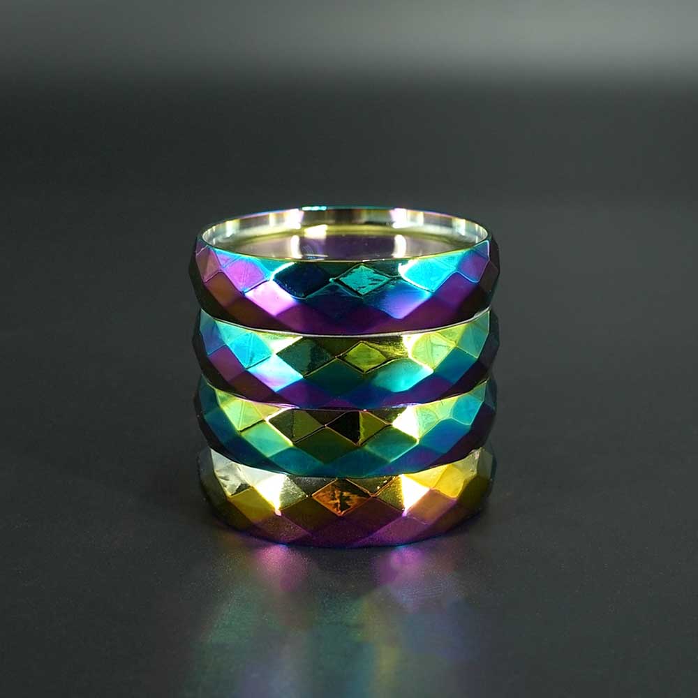 Hochwertiger Metallgrinder mit Regenbogen-Finish, 3D-Rautenmuster und vier Ebenen – der Rainbow Diamond Grinder BIG vereint Design & Funktion.