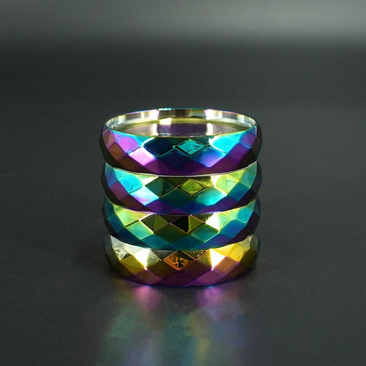 Hochwertiger Metallgrinder mit Regenbogen-Finish, 3D-Rautenmuster und vier Ebenen – der Rainbow Diamond Grinder BIG vereint Design & Funktion.