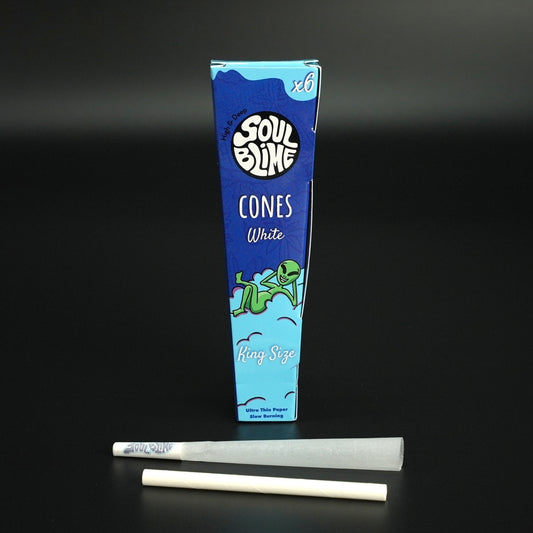 Die SOUL BLIME Cones King Size Slim bestehen aus dünnem, geschmacksneutralem Papier und kommen vorgerollt mit Filter – ideal für schnelles, sauberes Befüllen.