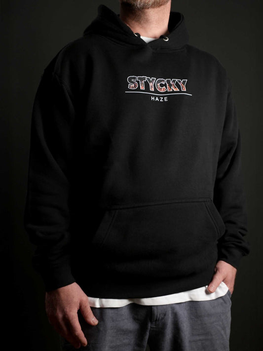 Schwarzer STYCKY Haze Hoodie mit auffälligem Front-Motiv und bequemer Passform