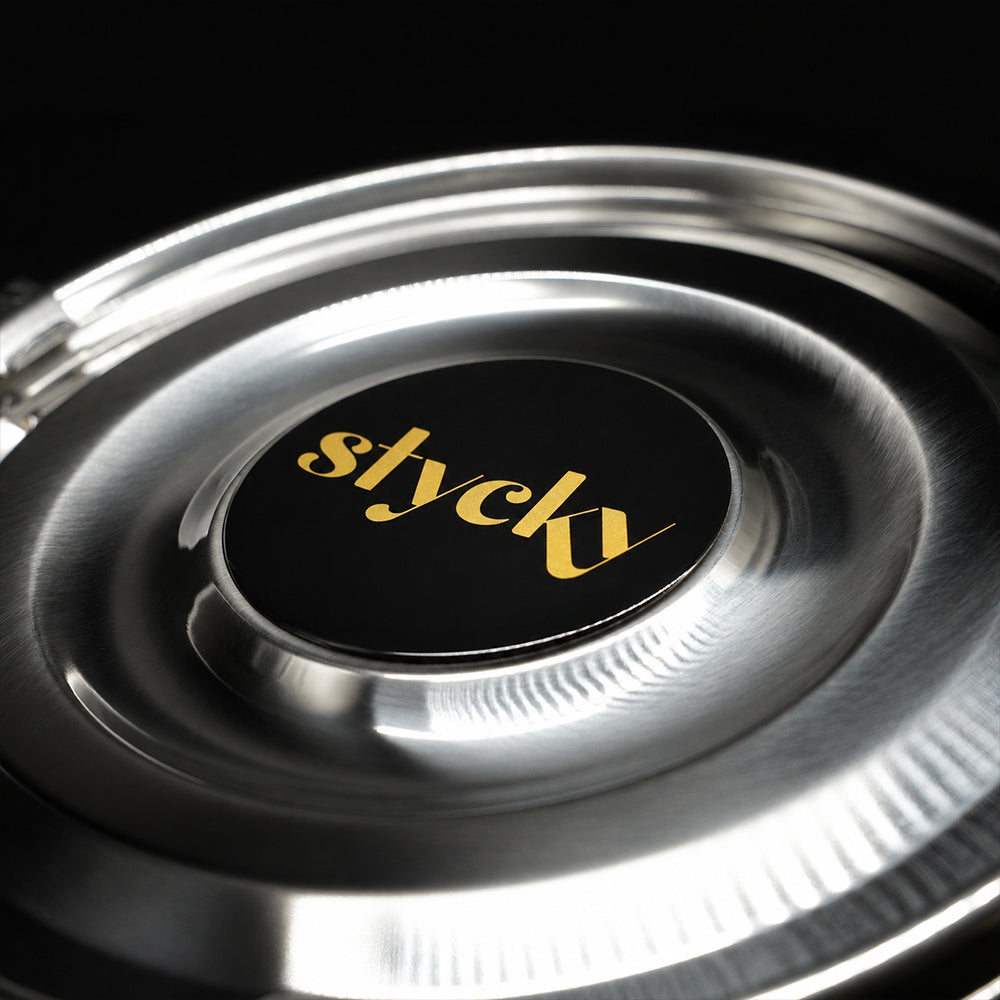 STYCKY Stash Edelstahlcontainer mit goldenem STYCKY Logo auf dem Deckel