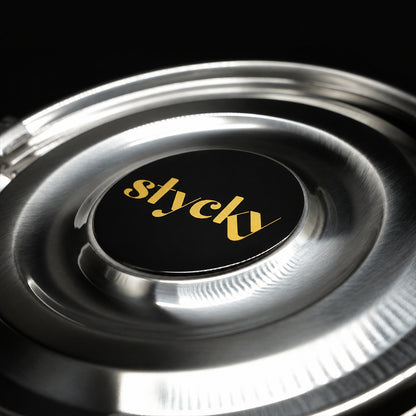 STYCKY Stash Edelstahlcontainer mit goldenem STYCKY Logo auf dem Deckel