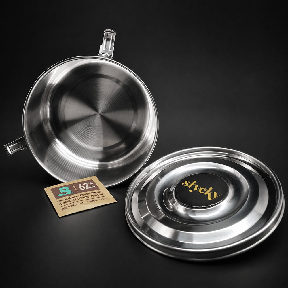 Geöffneter STYCKY Stash Edelstahlcontainer mit Deckel und Humidity Pack