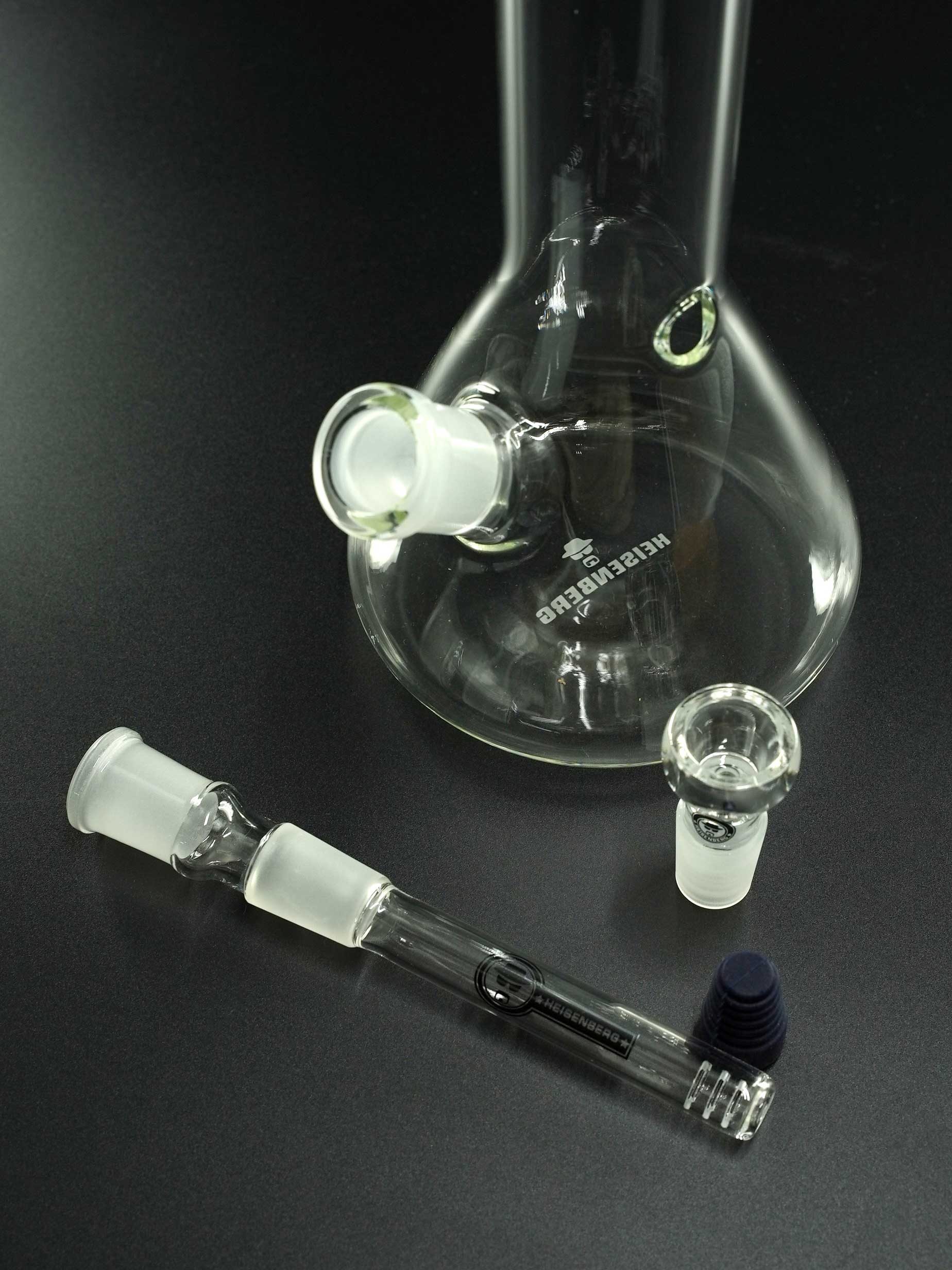 „Lieferumfang der Heisenberg Little Bitch Bong: Glaskörper, 18.8 > 18.8 mm Schlitzloch-Diffusor-Chillum und 18.8 mm Kopf.