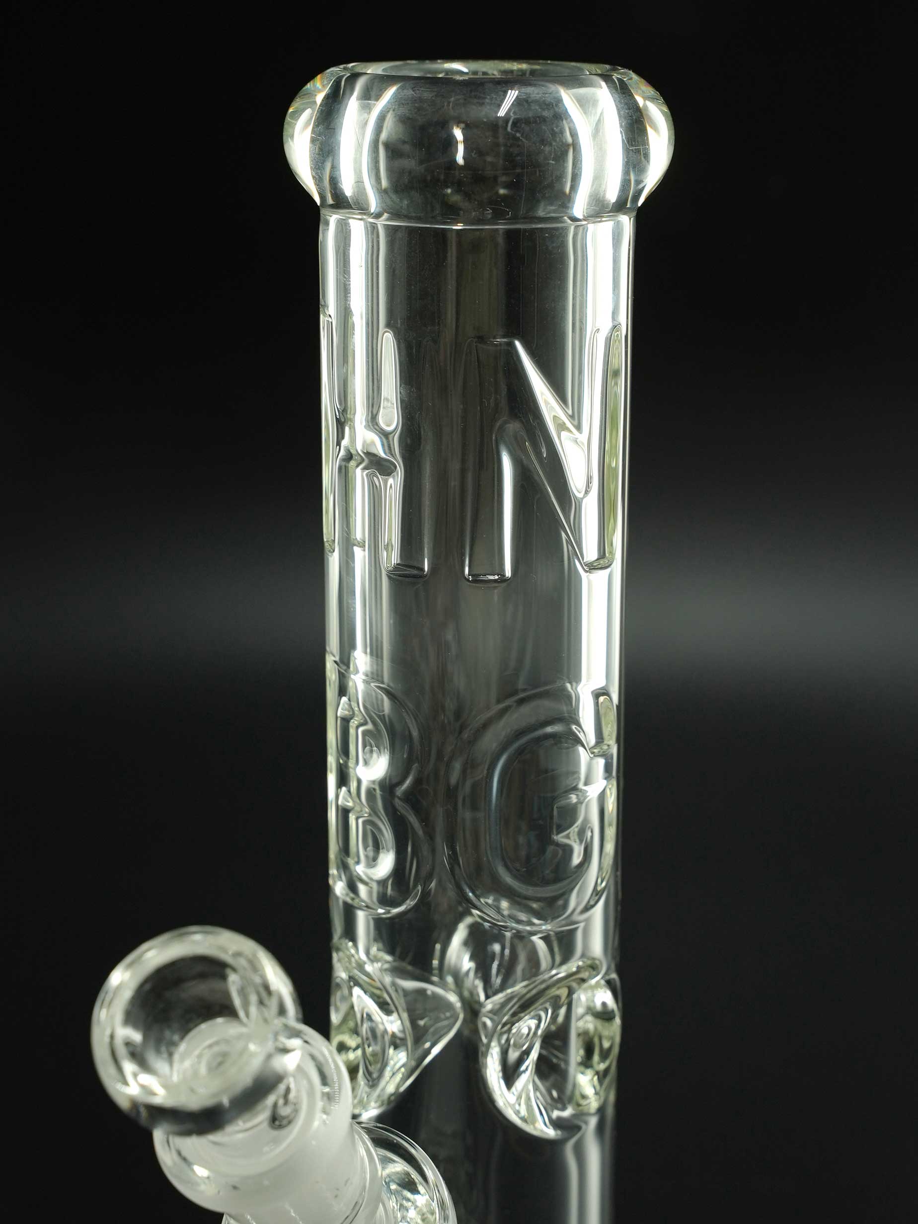 Das eingelassene HNBG-Relieflogo steht bei der Heisenberg Deep Impact Bong 30 cm für Qualität und echte Handwerkskunst