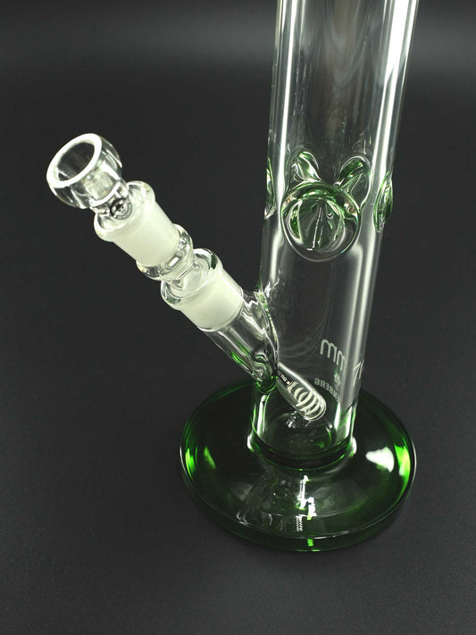 „Die Heisenberg 50-7 Green Bong überzeugt mit 50 cm Höhe, 7 mm dickem Glas und klassischem Lift-Off-System – stark, schlicht, funktional