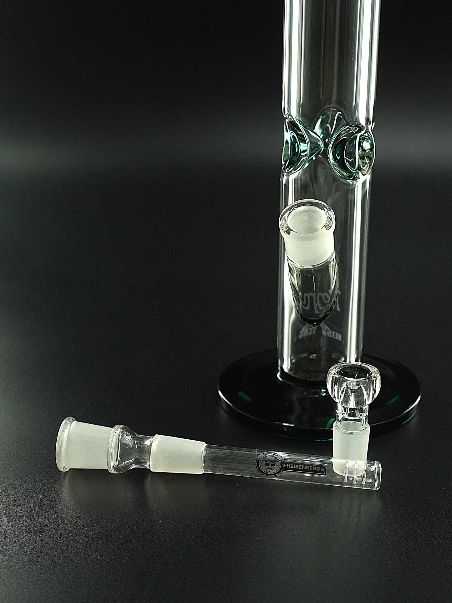 Im Lieferumfang der Heisenberg 50-7 Darkgreen Bong enthalten: Diffusor-Chillum (18.8 > 18.8 mm) und passender Bongkopf