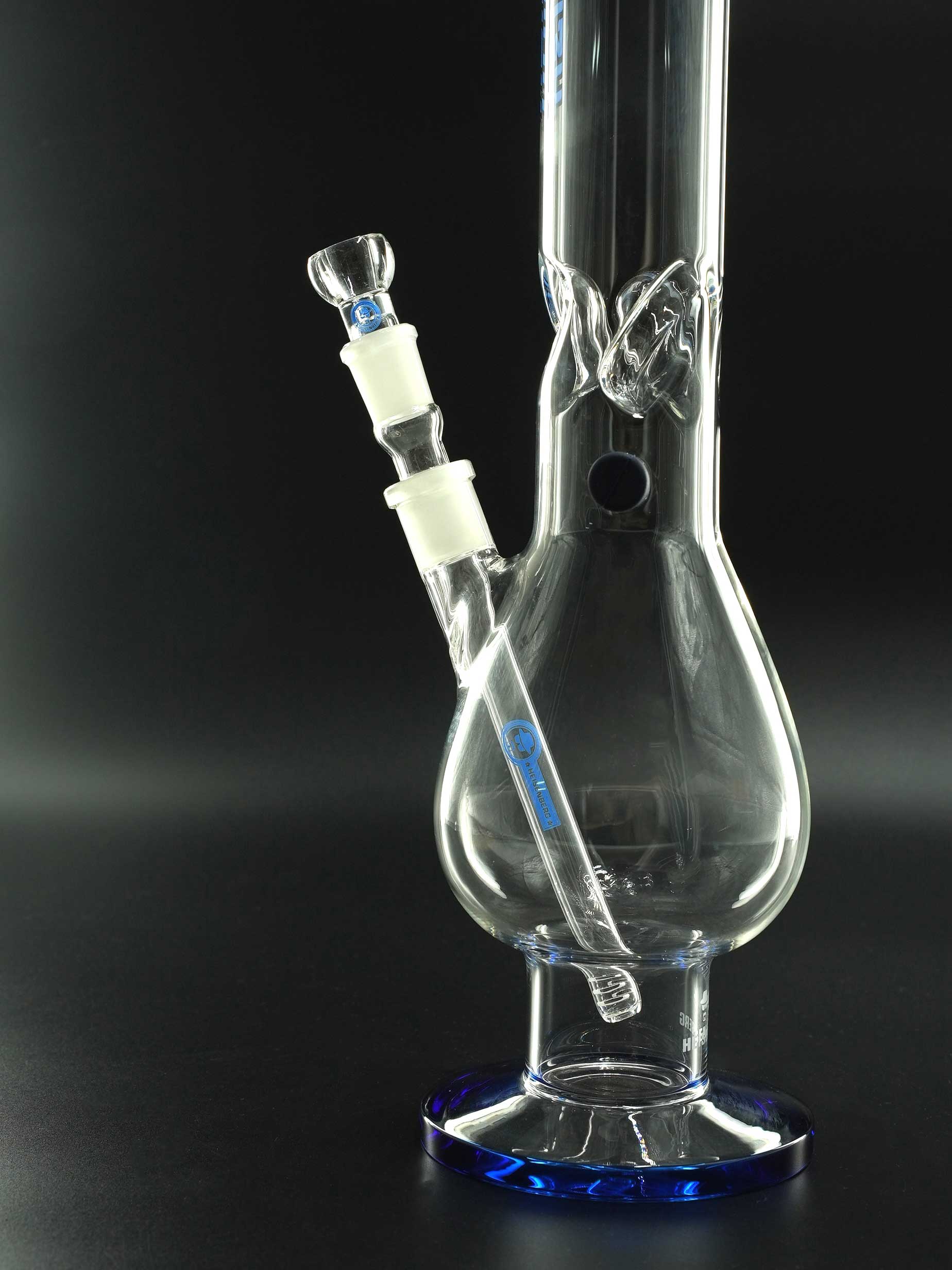 Dank Eiskerben und 18 cm langem Schlitzloch-Diffusor bietet die Heisenberg Big Mama 3.0 Bong besonders kühlen, intensiven Rauch