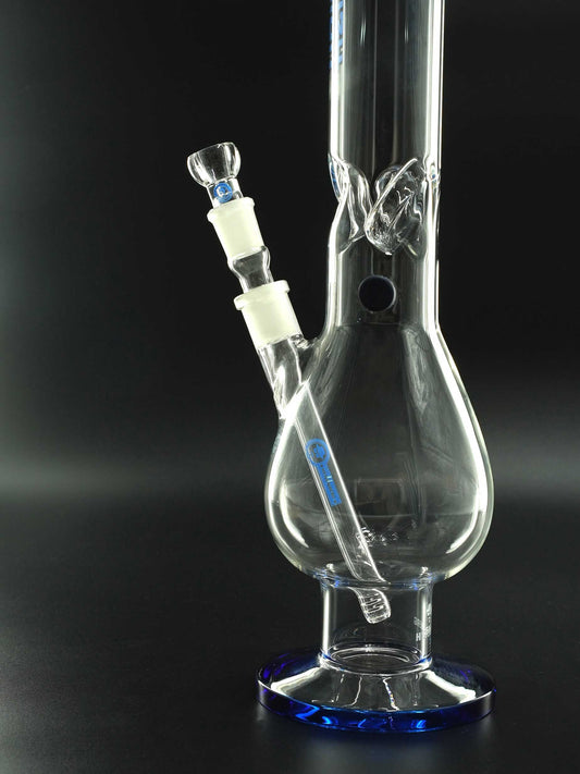 Dank Eiskerben und 18 cm langem Schlitzloch-Diffusor bietet die Heisenberg Big Mama 3.0 Bong besonders kühlen, intensiven Rauch