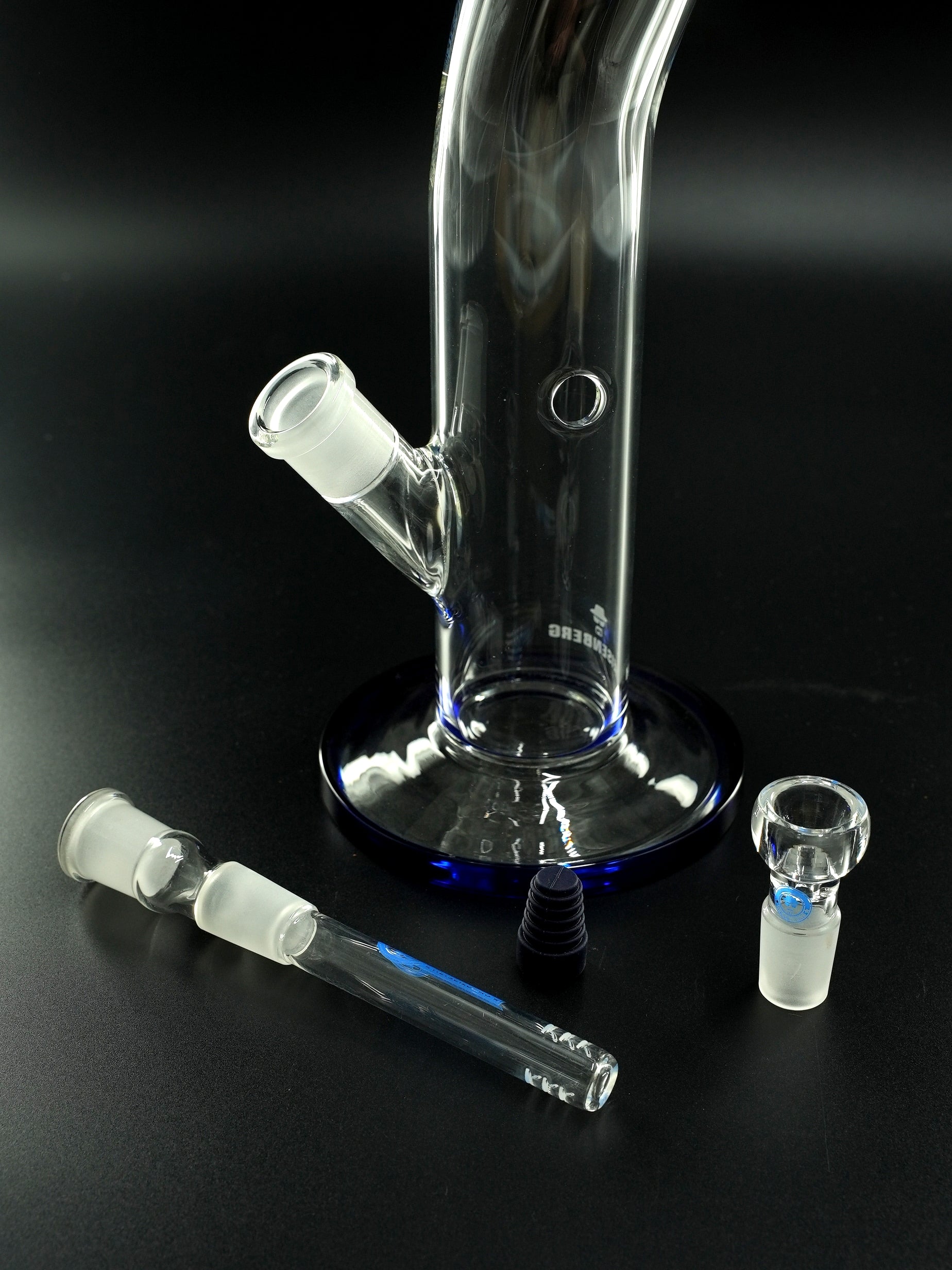 Lieferumfang der Slick Rick 3.0 auf einen Blick: Glasbong, Chillum mit Schlitzloch-Diffusor und Standardkopf im 18.8 mm Format