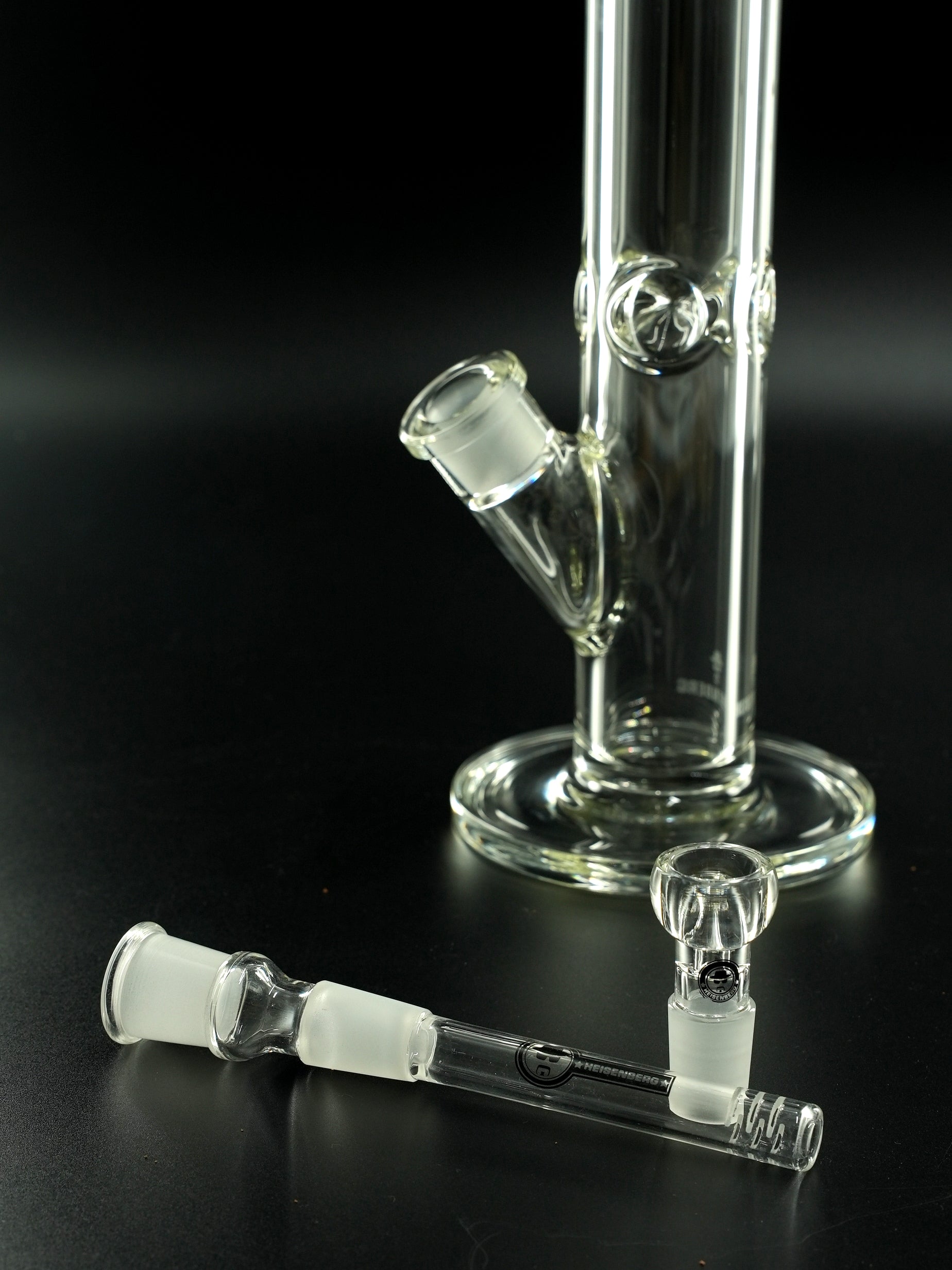 „Im Lieferumfang der Heisenberg Deep Impact Bong 40 cm enthalten: 18.8 mm Schlitzloch-Diffusor-Chillum & passender Purkopf