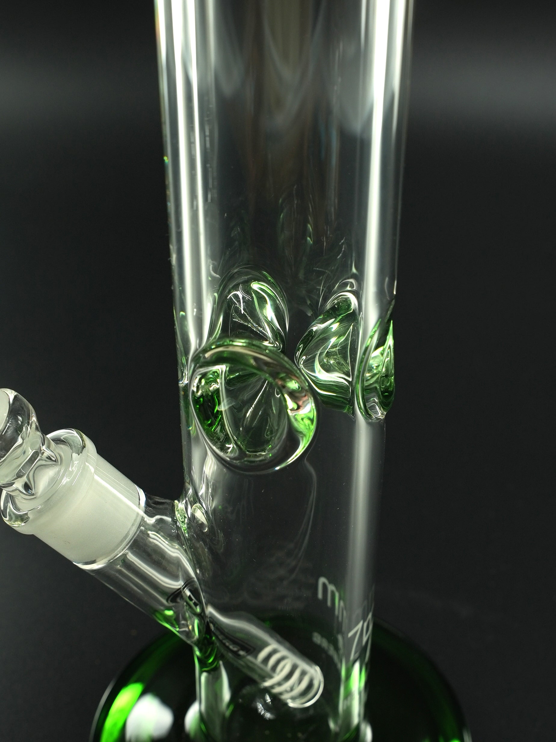 Grün getönte Eiskerben ermöglichen Eis-Kühlung des Rauchs und schützen zugleich vor Spritzwasser – Heisenberg 50-7 Green Bong