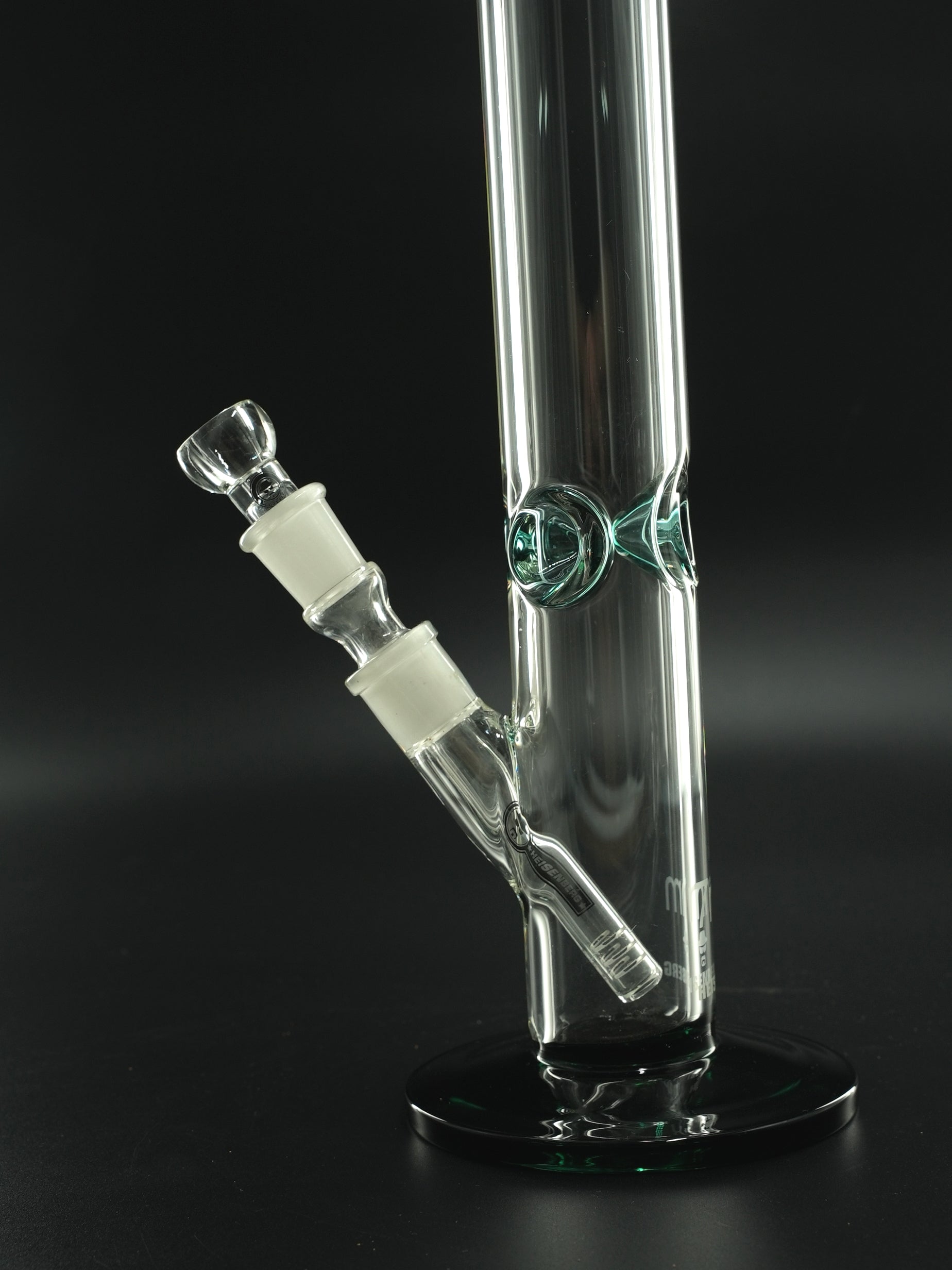 Drei dunkelgrüne Eiskerben in der Heisenberg 40-7 Darkgreen Bong ermöglichen Eis-Kühlung und verhindern Wasserspritzer beim Ziehen