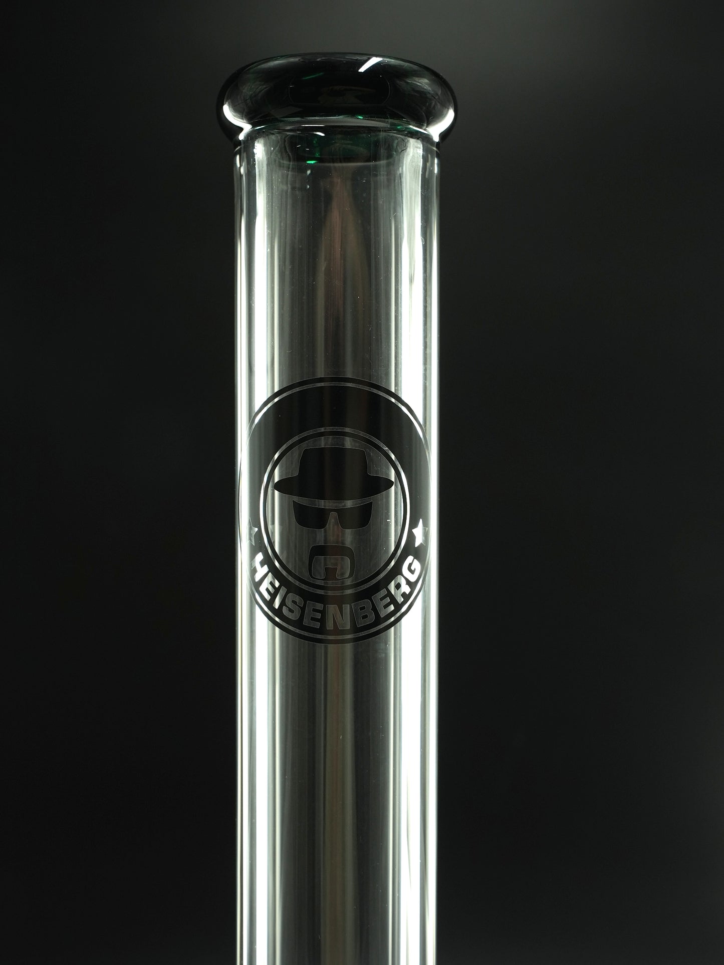Die Heisenberg 50-7 Darkgreen Bong bietet 50 cm Höhe, 7 mm Wandstärke und grüne Details – robust, schlicht und effektiv