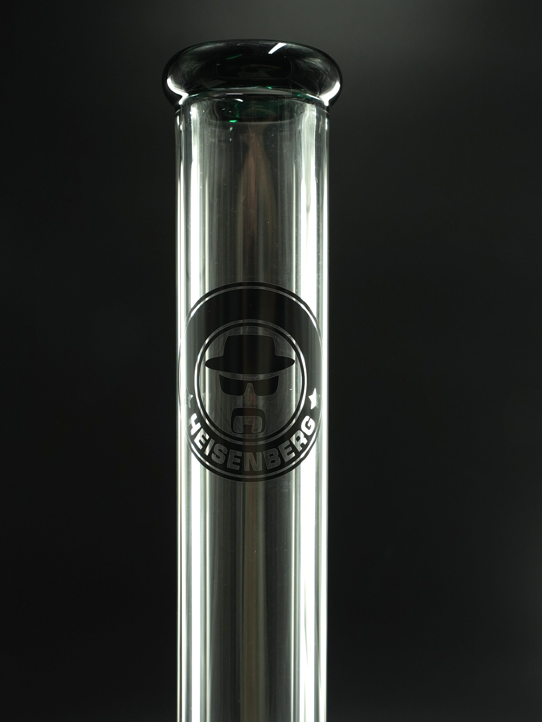 Die Heisenberg 50-7 Darkgreen Bong bietet 50 cm Höhe, 7 mm Wandstärke und grüne Details – robust, schlicht und effektiv