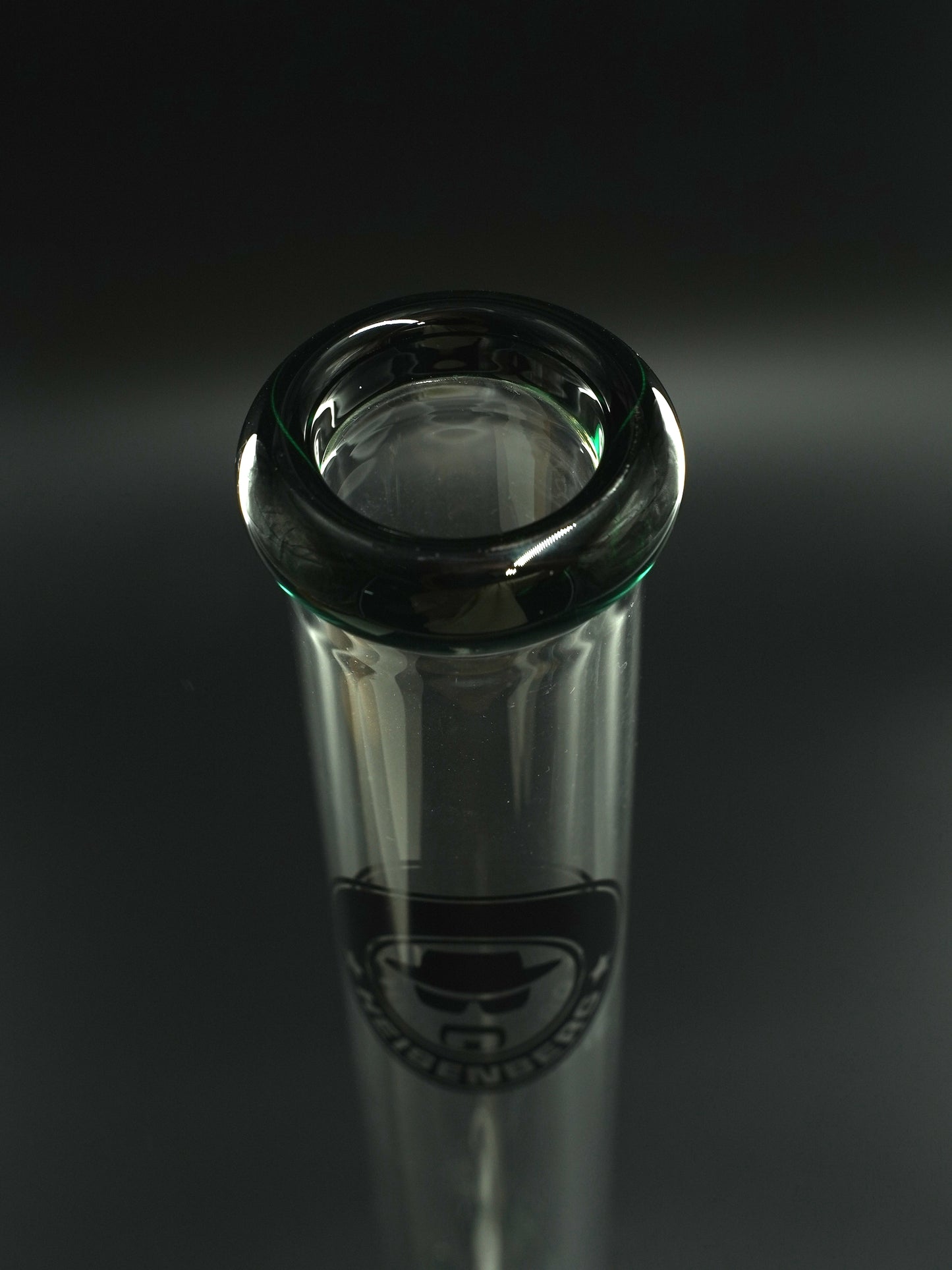 Das rund geschliffene, dunkelgrün getönte Mundstück der Heisenberg 50-7 Darkgreen Bong sorgt für angenehmes Zugverhalten und edle Optik
