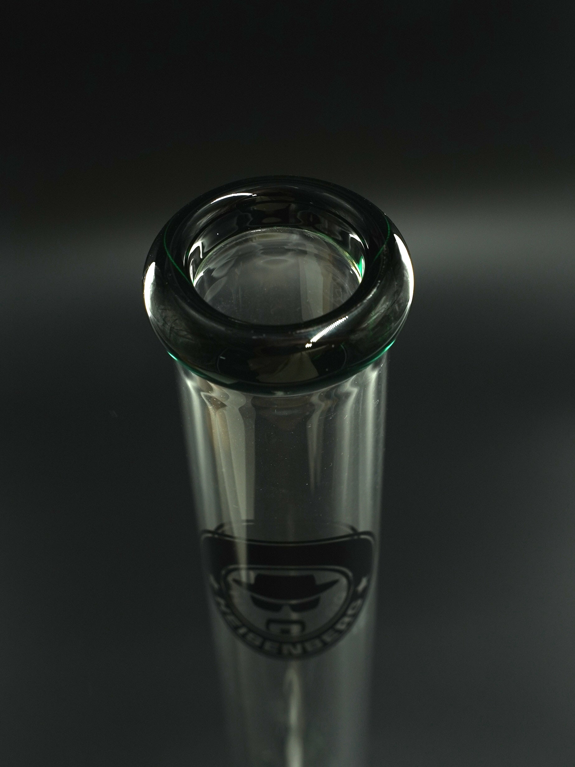 Das rund geschliffene, dunkelgrün getönte Mundstück der Heisenberg 50-7 Darkgreen Bong sorgt für angenehmes Zugverhalten und edle Optik