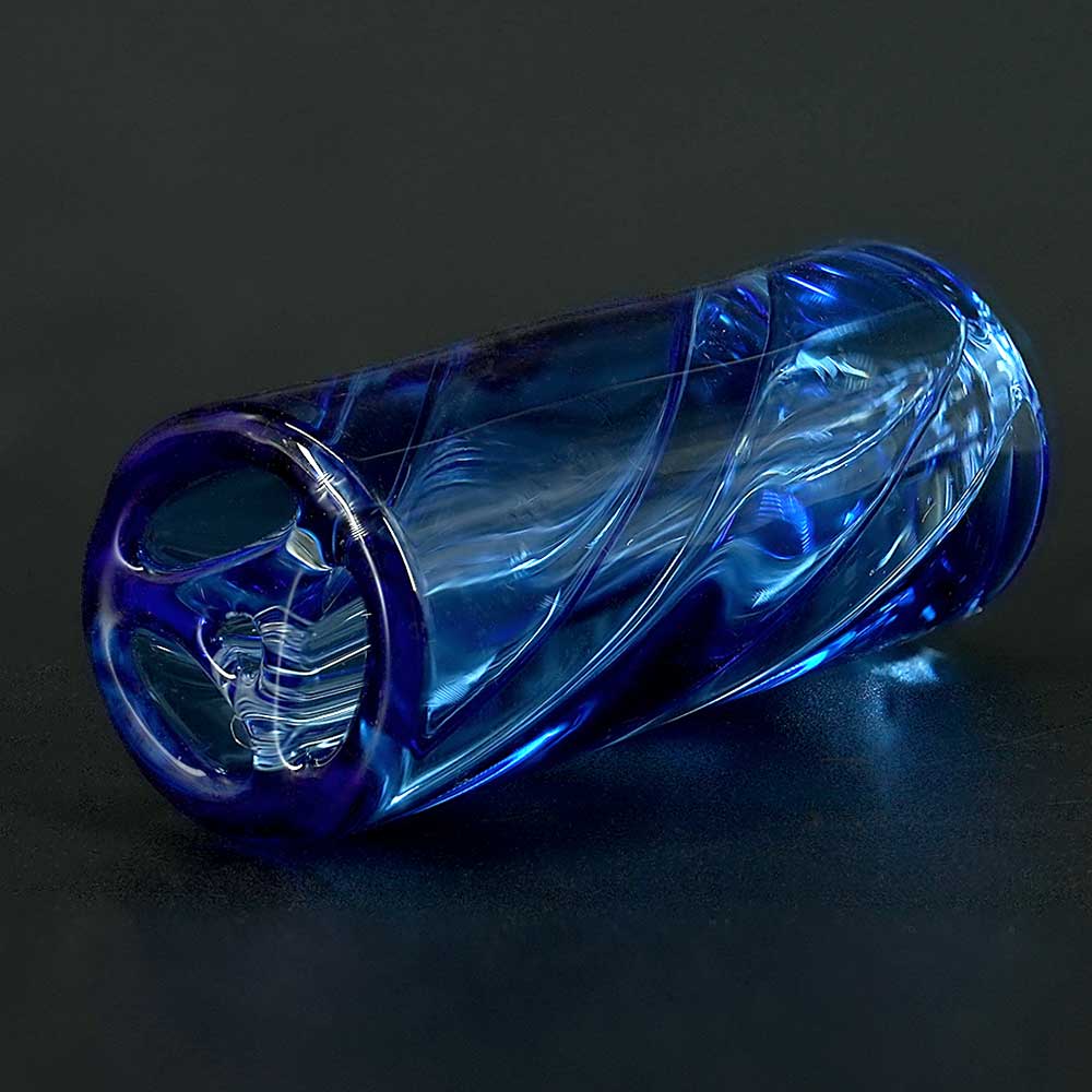 Detailaufnahme STYCKY Glasfilter Bluedrift Ø 12 mm 30 mm mit Spiral-Struktur im blauen Glasfilter