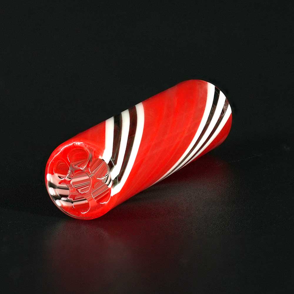 Detailaufnahme STYCKY Glasfilter Cobra Ø 8 mm mit rotem Glas und geschwungenen weißen und schwarzen Linien